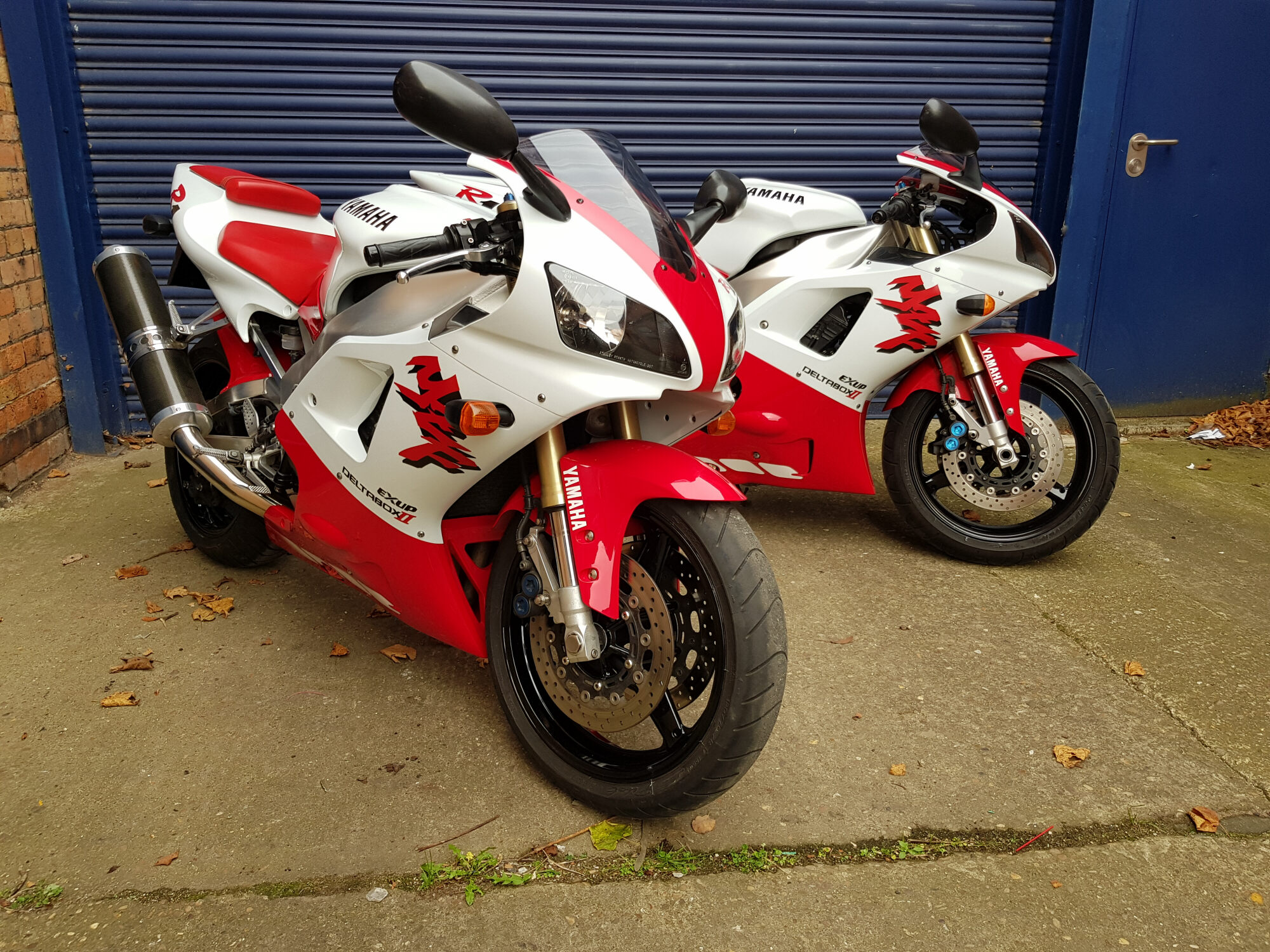 Yamaha r1 red on sale and white